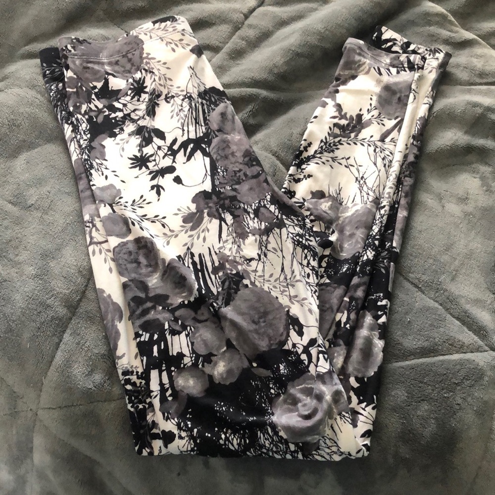 NWT Flower leggings